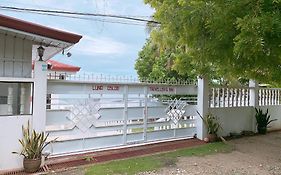 Luna Oslob Travellers Inn - Beach Front